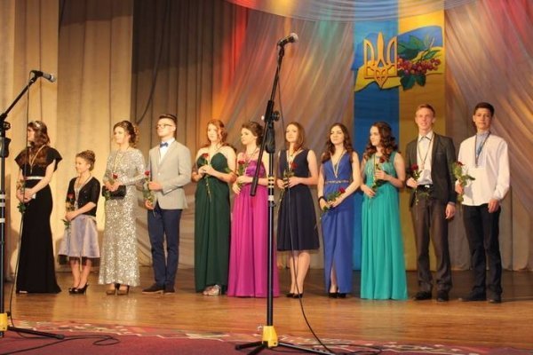 Як у Луцьку святкували випускники. ФОТО