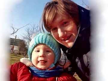 Молода cім'я з Волині просить допомогти зібрати кошти на лікування доньки