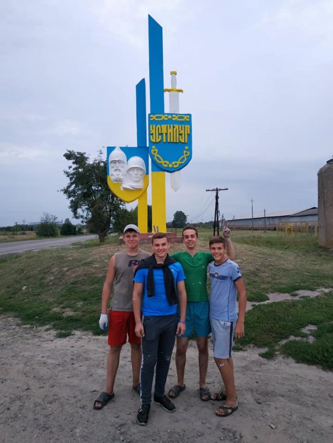 Волиняни розмалювали в'їзний знак рідного міста