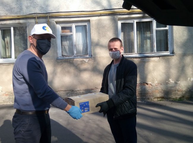 Волиняни отримують продуктові набори в рамках всеукраїнської благодійної кампанії. ФОТО 