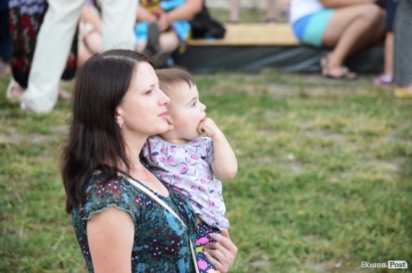 Найменші глядачі «Поліського літа» на плечах в батьків. ФОТОРЕПОРТАЖ