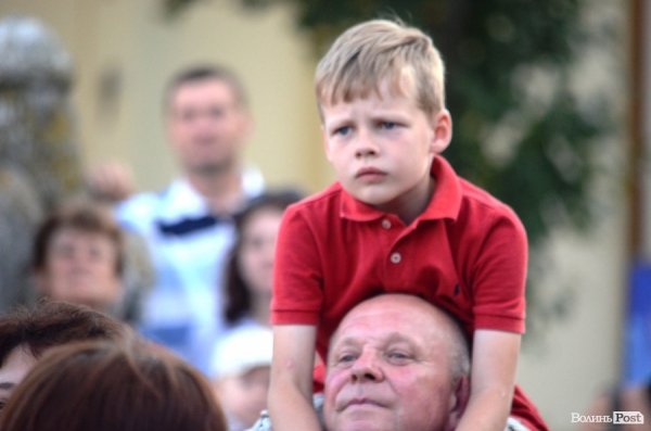 Найменші глядачі «Поліського літа» на плечах в батьків. ФОТОРЕПОРТАЖ