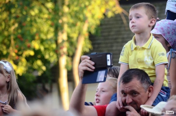 Найменші глядачі «Поліського літа» на плечах в батьків. ФОТОРЕПОРТАЖ