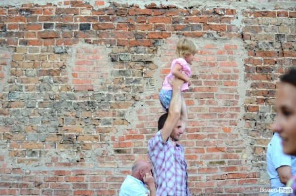 Найменші глядачі «Поліського літа» на плечах в батьків. ФОТОРЕПОРТАЖ