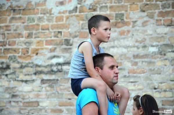 Найменші глядачі «Поліського літа» на плечах в батьків. ФОТОРЕПОРТАЖ