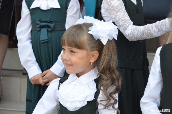 Депутати Луцькради вручили подарунки школярам, які вчились на відмінно. ФОТО