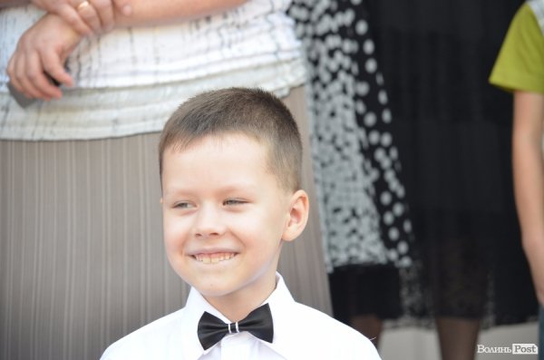 Депутати Луцькради вручили подарунки школярам, які вчились на відмінно. ФОТО