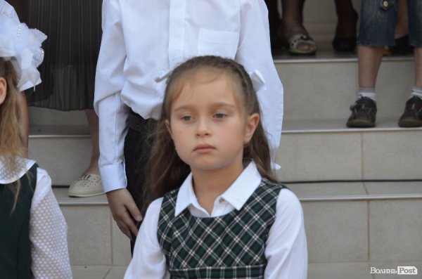 Депутати Луцькради вручили подарунки школярам, які вчились на відмінно. ФОТО