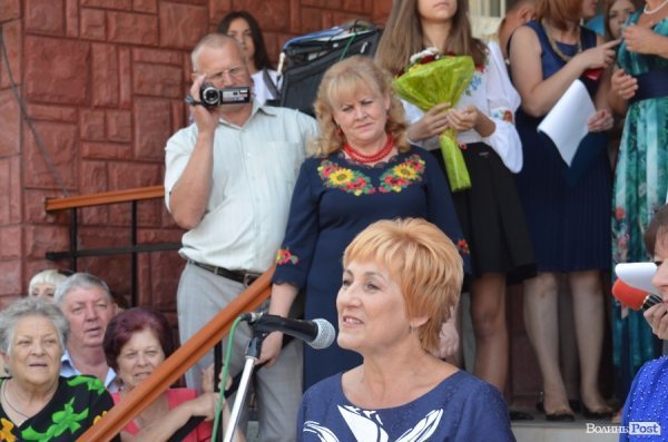 Депутати Луцькради вручили подарунки школярам, які вчились на відмінно. ФОТО