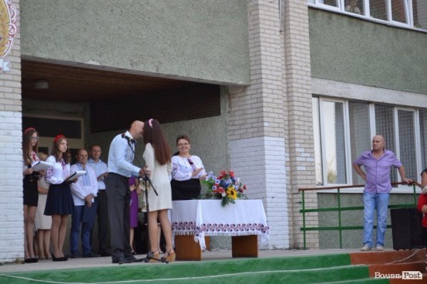 Депутати Луцькради вручили подарунки школярам, які вчились на відмінно. ФОТО