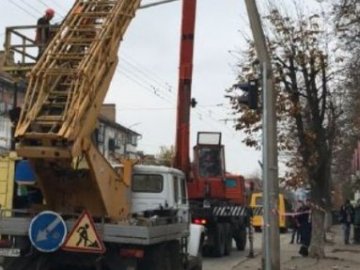 Електроопору, яка надломилася і зависла над дротами у Луцьку на Грушевського, пошкодив тролейбус