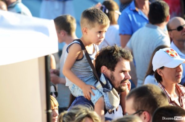 Найменші глядачі «Поліського літа» на плечах в батьків. ФОТОРЕПОРТАЖ
