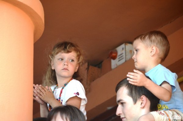 Найменші глядачі «Поліського літа» на плечах в батьків. ФОТОРЕПОРТАЖ