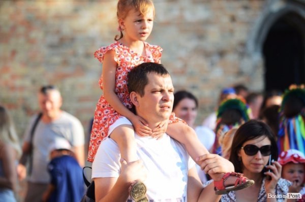 Найменші глядачі «Поліського літа» на плечах в батьків. ФОТОРЕПОРТАЖ