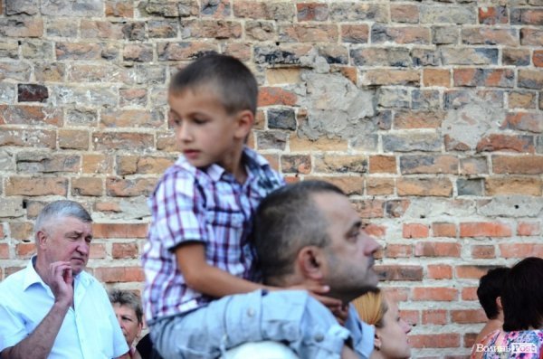 Найменші глядачі «Поліського літа» на плечах в батьків. ФОТОРЕПОРТАЖ