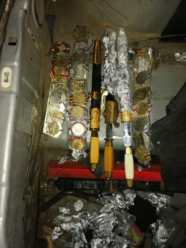 Ордени, медалі, монети: через «Ягодин» литовець провозив старовинні предмети. ФОТО