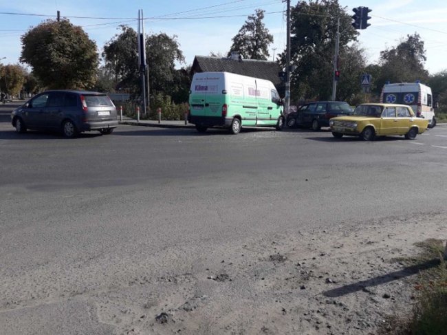 У місті на Волині зіткнулися два автомобілі: є постраждалі. ФОТО