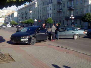 На Волі Mitsubishi заднім ходом протаранило Volkswagen