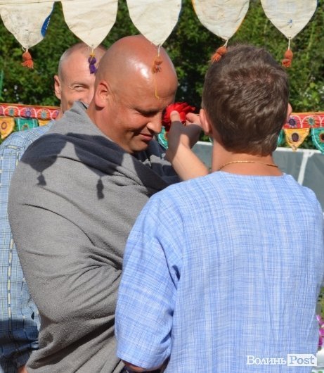 Один з ритуалів - пропонують понюхати квітку