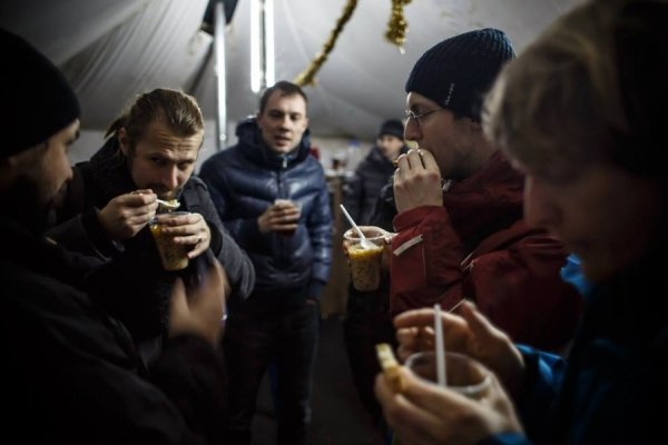 Ніч на Майдані в очікуванні штурму. ФОТО