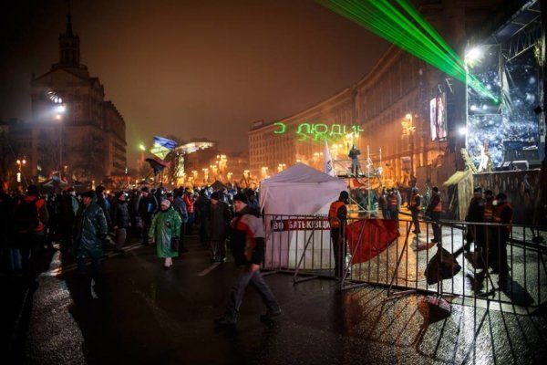 Ніч на Майдані в очікуванні штурму. ФОТО
