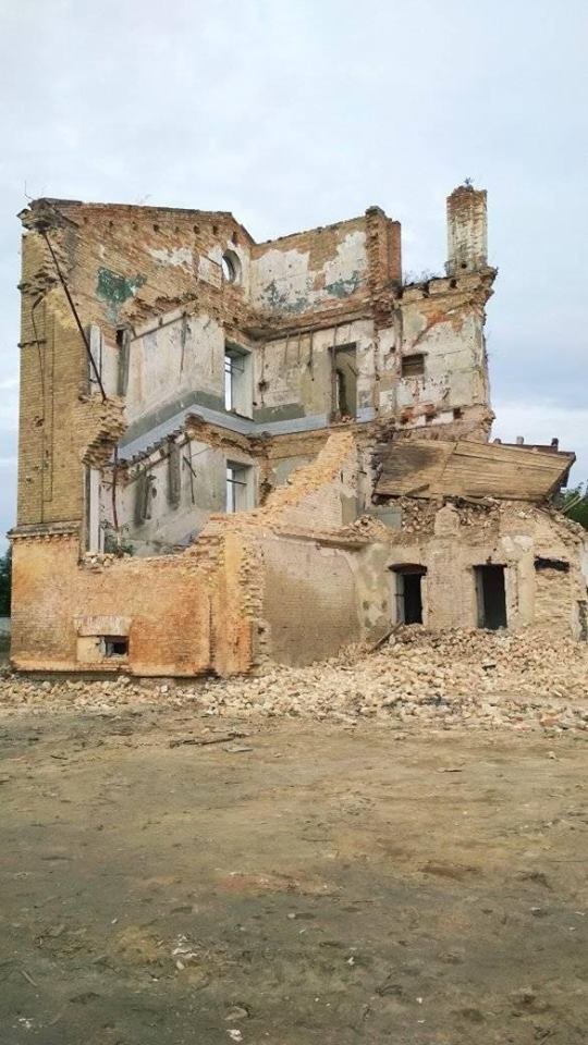 На Волині люди по цеглині розібрали колишню військову частину. ФОТО