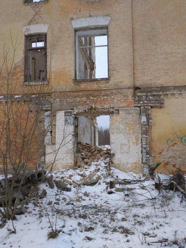 На Волині люди по цеглині розібрали колишню військову частину. ФОТО