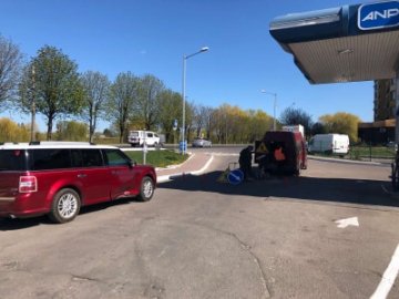 У Луцьку чоловік виїжджав із заправки і «влетів» у люк на 50 тисяч гривень. ФОТО