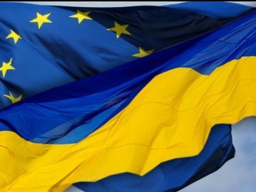 Біля «Білого дому» в Луцьку підняли прапор Євросоюзу