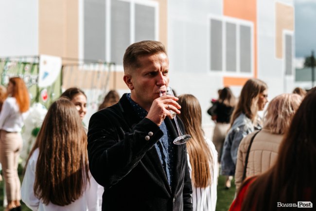 У новій локації і… з котом: як в інноваційній луцькій школі «ThinkGlobal» 1 вересня відзначали. ФОТО* 