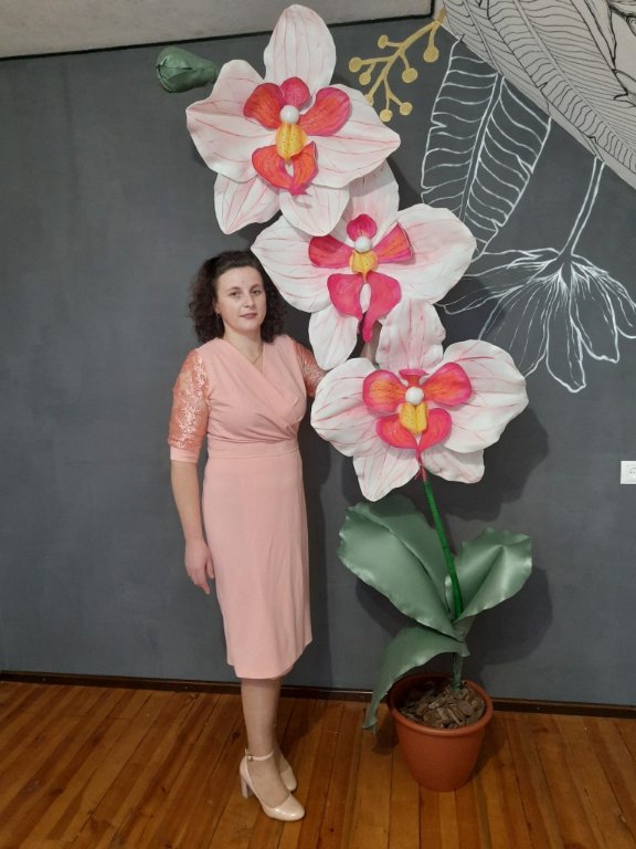 Волинянка створює кількаметрові квіти-світильники з поліетилену. ФОТО