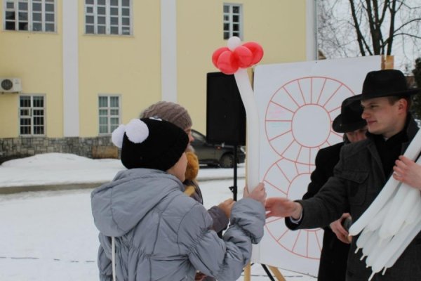 У центрі Луцька чоловіки вчилися «крутити» квіти для жінок. ФОТО