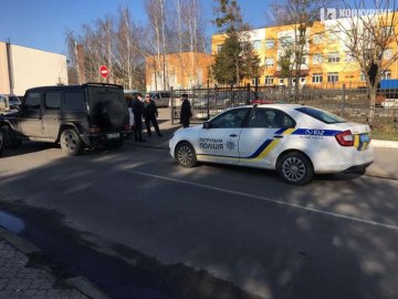 У Луцьку бус врізався у елітний Mercedes. ФОТО