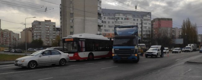 У Луцьку тролейбус протаранив вантажівку