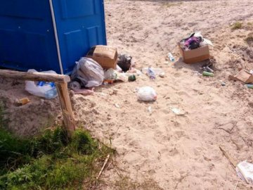 Мешканці курортного села на Волині викидають сміття на прибережну смугу
