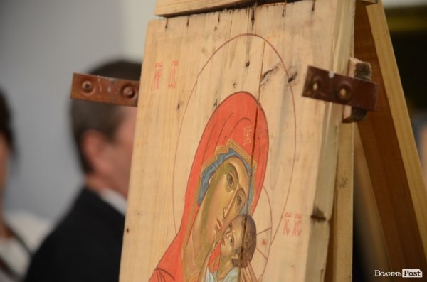 У Луцьку продавали ікони на потреби вояків АТО. ФОТО