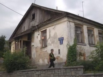 Мешканці бояться, що завалиться: у Луцьку перевірили старий будинок. ВІДЕО