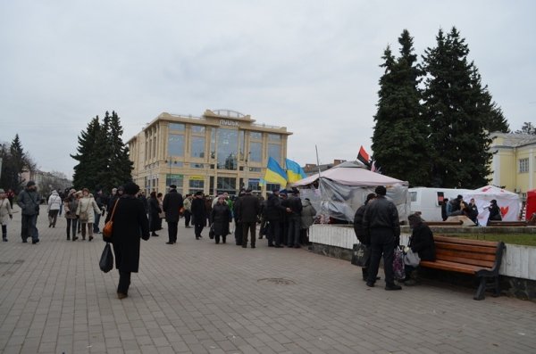 Луцький Євромайдан: люди виходять на віче