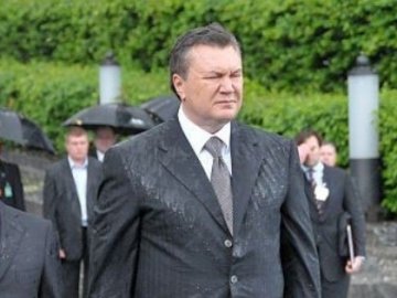 Янукович не приїде на Волинь. Тому що дощ