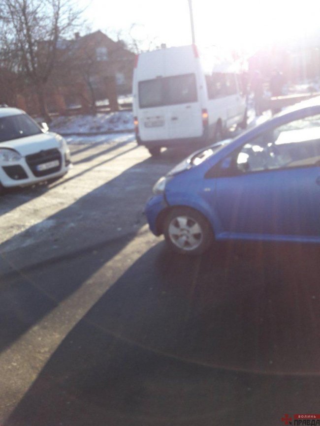 У Луцьку через ожеледицю зіткнулись дві автівки. ФОТО