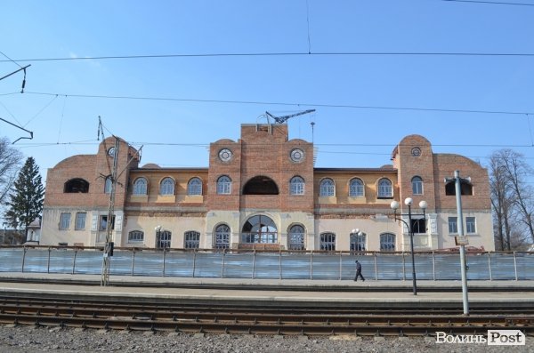 Стан реконструкції залізничного вокзалу Луцька (24 березня). Вигляд з боку перону