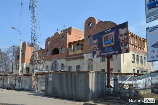 Стан реконструкції залізничного вокзалу Луцька (24 березня). Вигляд з Привокзальної площі