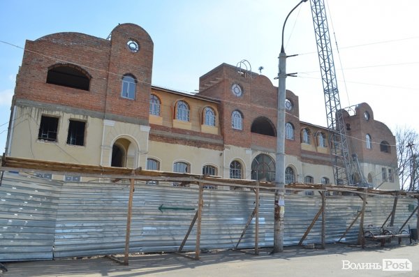 Стан реконструкції залізничного вокзалу Луцька (24 березня). Вигляд з Привокзальної площі