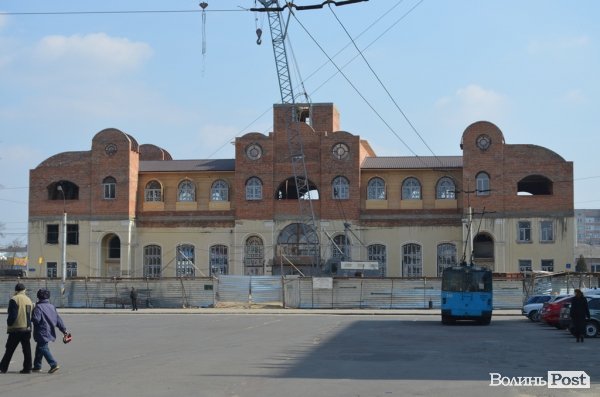 Стан реконструкції залізничного вокзалу Луцька (24 березня). Вигляд з Привокзальної площі