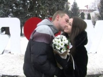 Сюрприз для коханої: лучанин освідчився перед телекамерою