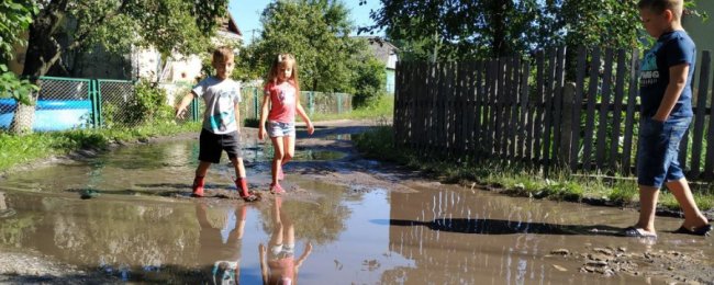 Не можуть проїхати ні «швидка», ні пожежна: мешканці Ківерців скаржаться на погану дорогу. ВІДЕО