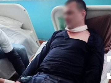 У Луцьку в лікарні чоловік порізав собі обличчя лезом