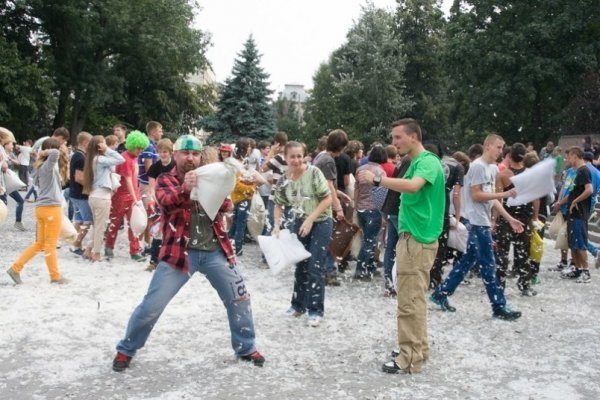 Як луцький гурт бився подушками у Львові. ФОТО