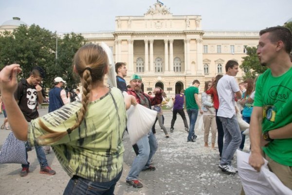 Як луцький гурт бився подушками у Львові. ФОТО