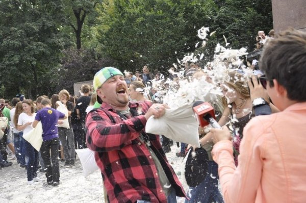 Як луцький гурт бився подушками у Львові. ФОТО